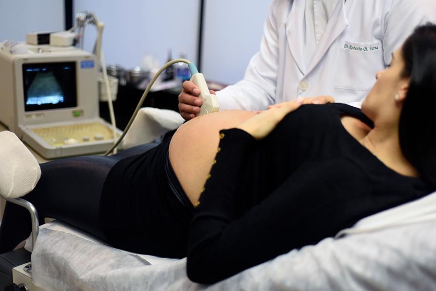 Pré-natal para um parto humanizado com Dr Roberto Faria realizando exame de ultrassom numa gestante