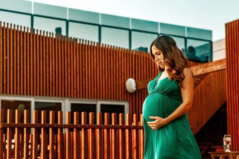 Acredite no Parto Normal sem medo, mulher grávida segura a barriga com ar preocupado