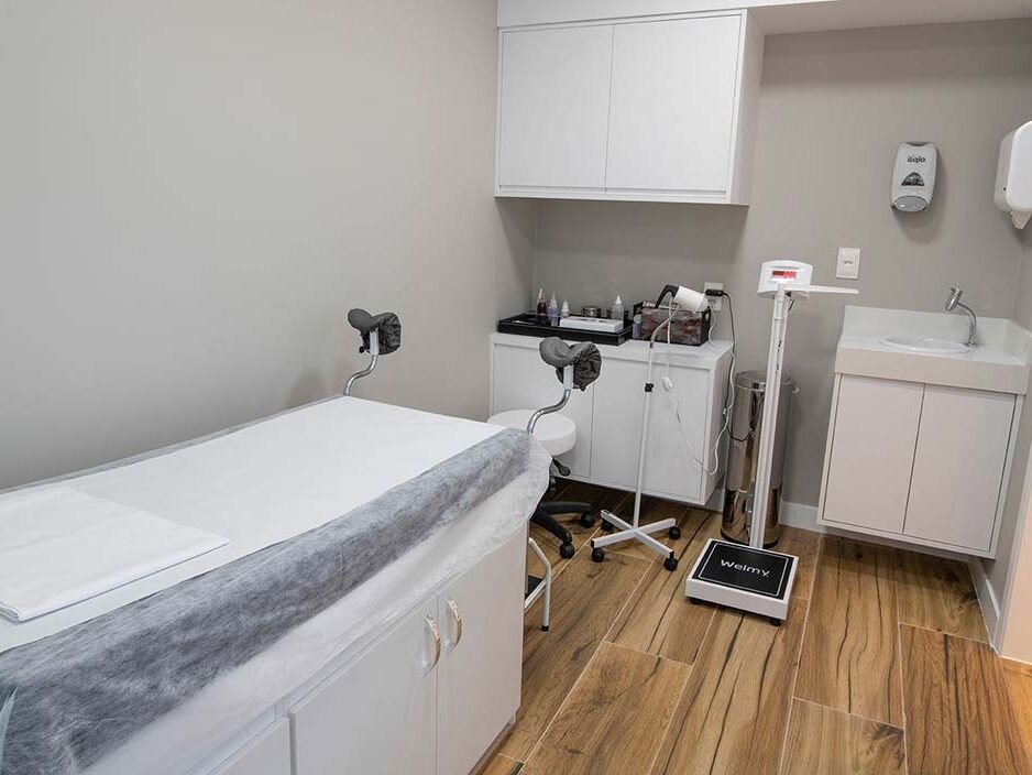 Sala de atendimento ginecológico do Dr Roberto Faria, diretor da Clínica Gravidez Saudável