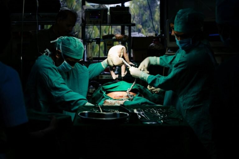 Foto em ambiente hospitalar do momento após um parto cesariano